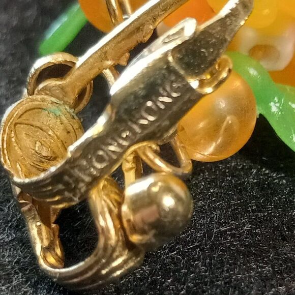 Vintage Hong Kong Clip Floral Earrings - Picture 3 of 6